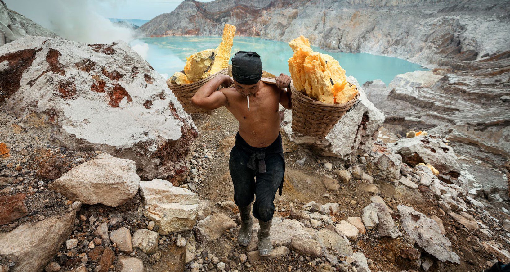 Locating Ijen Lake And Sulphur Miners For The Perfect View